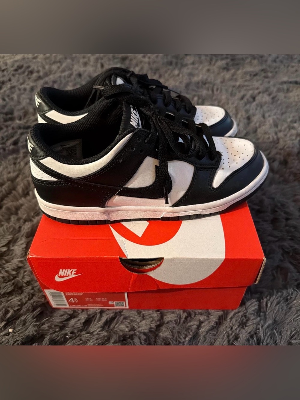 Nike Men’s Black and White Low-Top Sneakers